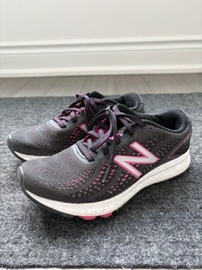 New Balance Vastu Women's Black and Pink Running Shoes (size 6)